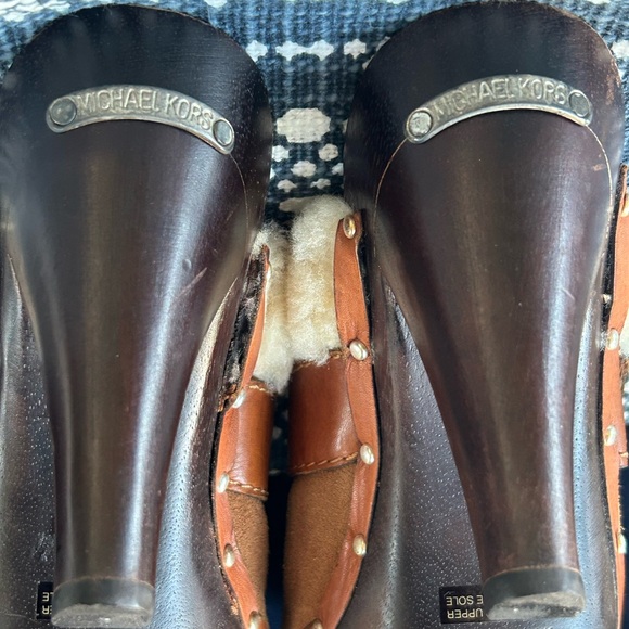 MICHAEL KORS SHEARLING CHESTNUT CLOGS - Picture 6 of 9